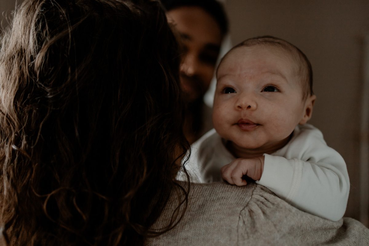 baby dichtbij het haar van de moeder