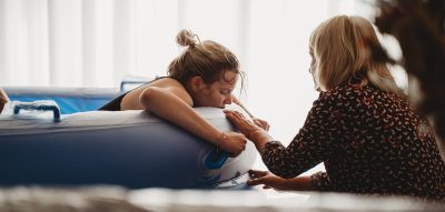 vrouw pakt eigen regie en handen doula rijdens het baren