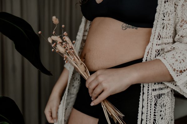 net bevallen vrouw in postpartum
