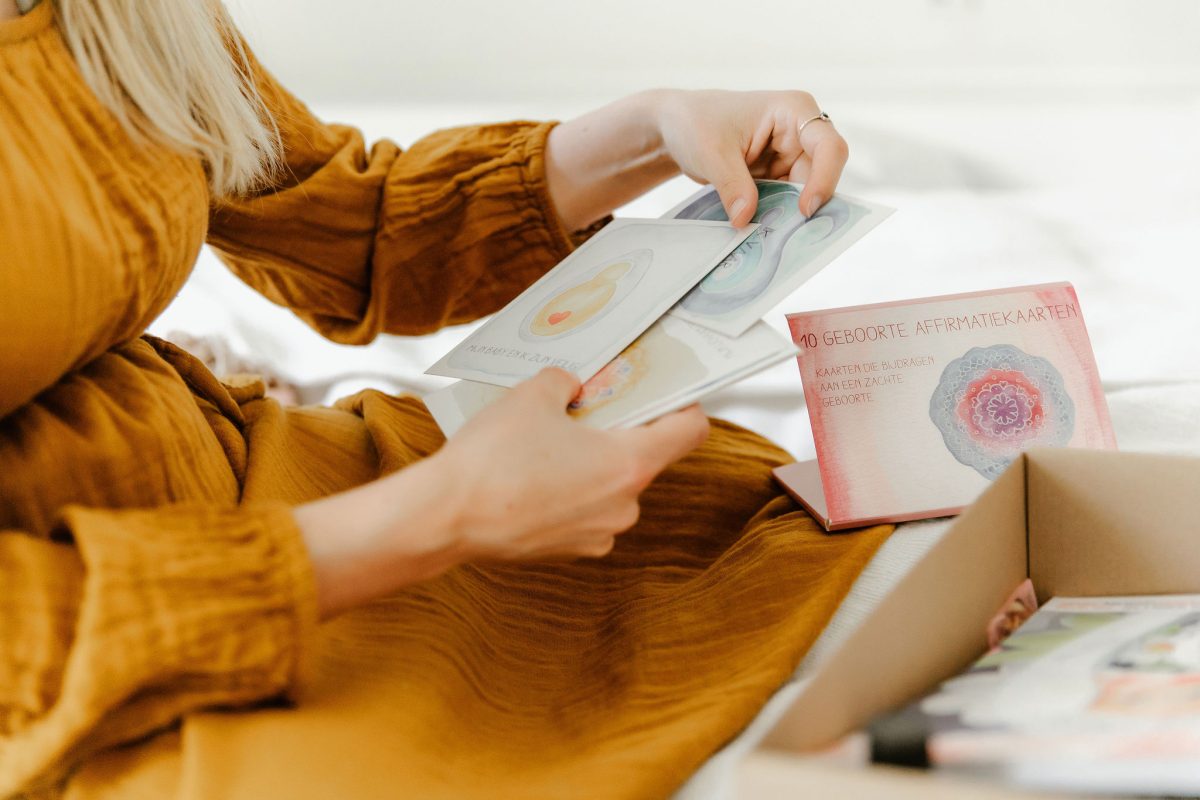 vrouw met kaarten en producten in handen