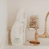 2 flessen wasmiddel in badkamer