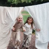 kinderen lachend bij opgehangen was