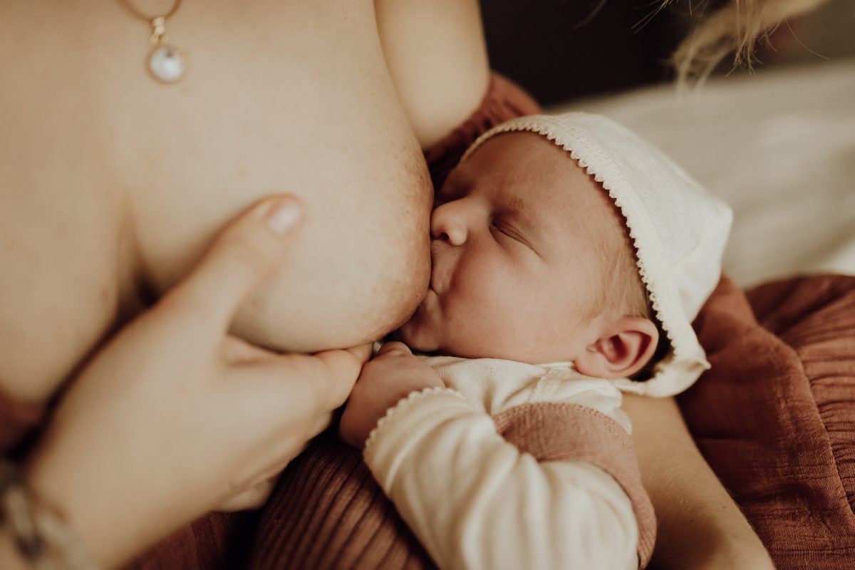moeder geeft baby borstvoeding