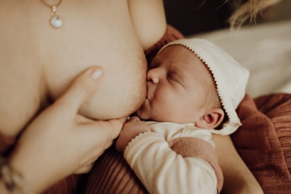 moeder geeft baby borstvoeding
