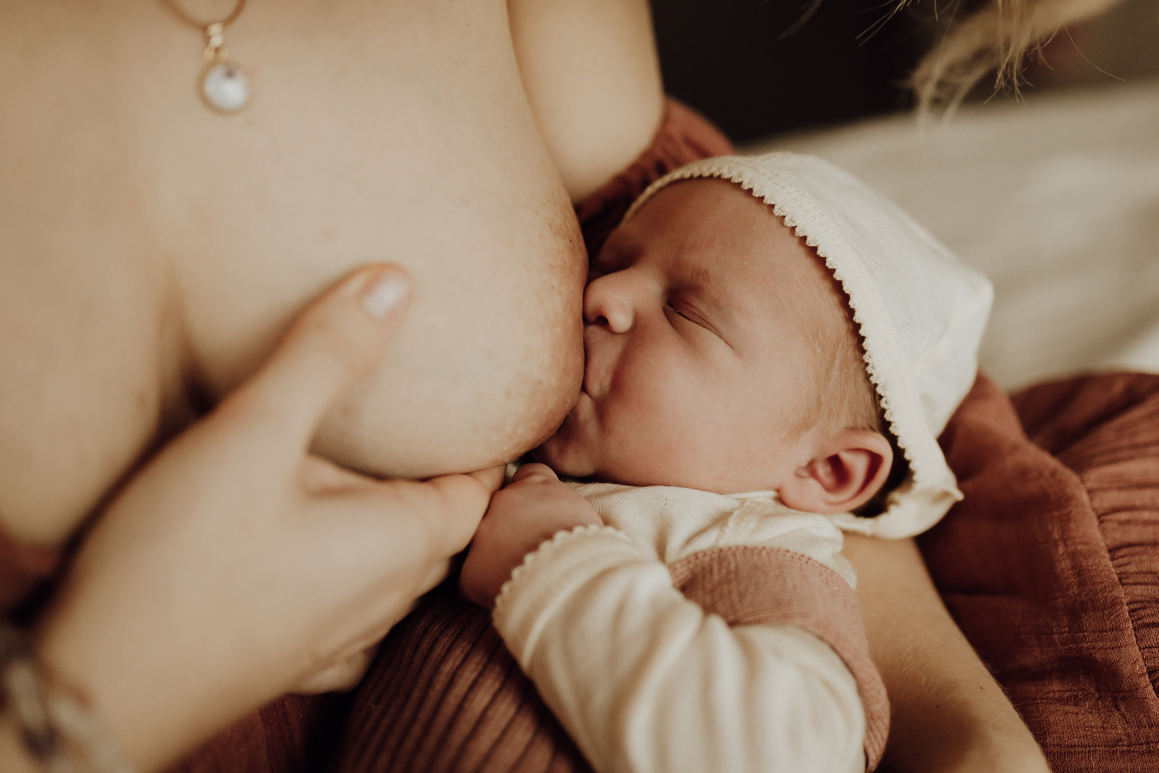 moeder geeft baby borstvoeding