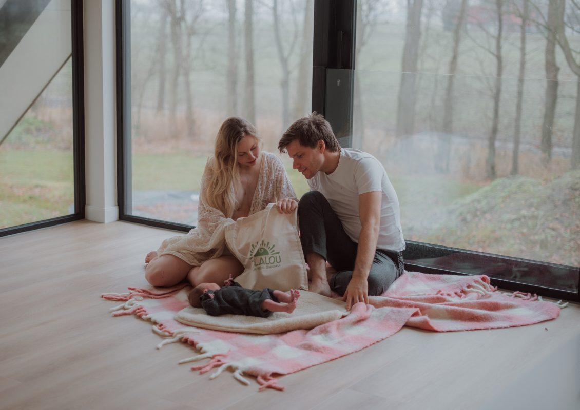 ouders met tas en baby