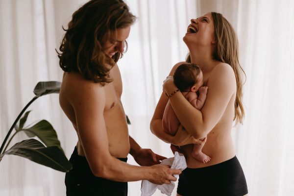 ouders met baby lachen