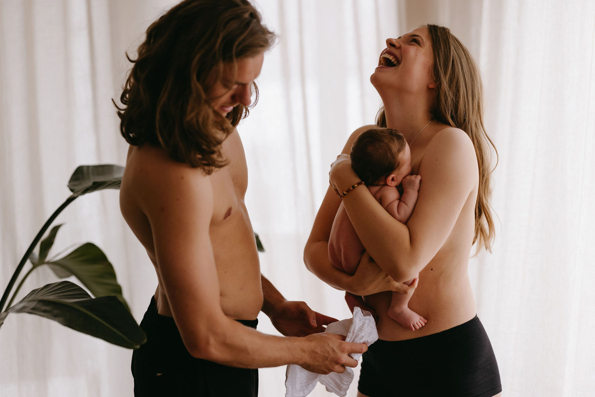 ouders met baby lachen