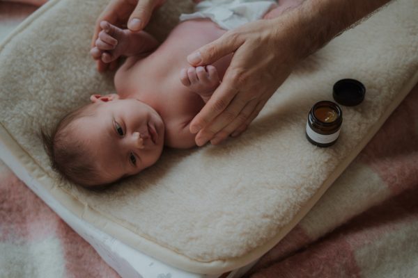 baby wordt verzorgt met natuurlijke babyzalf