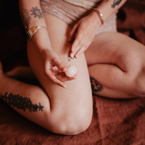 yoni ei op blote been van vrouw