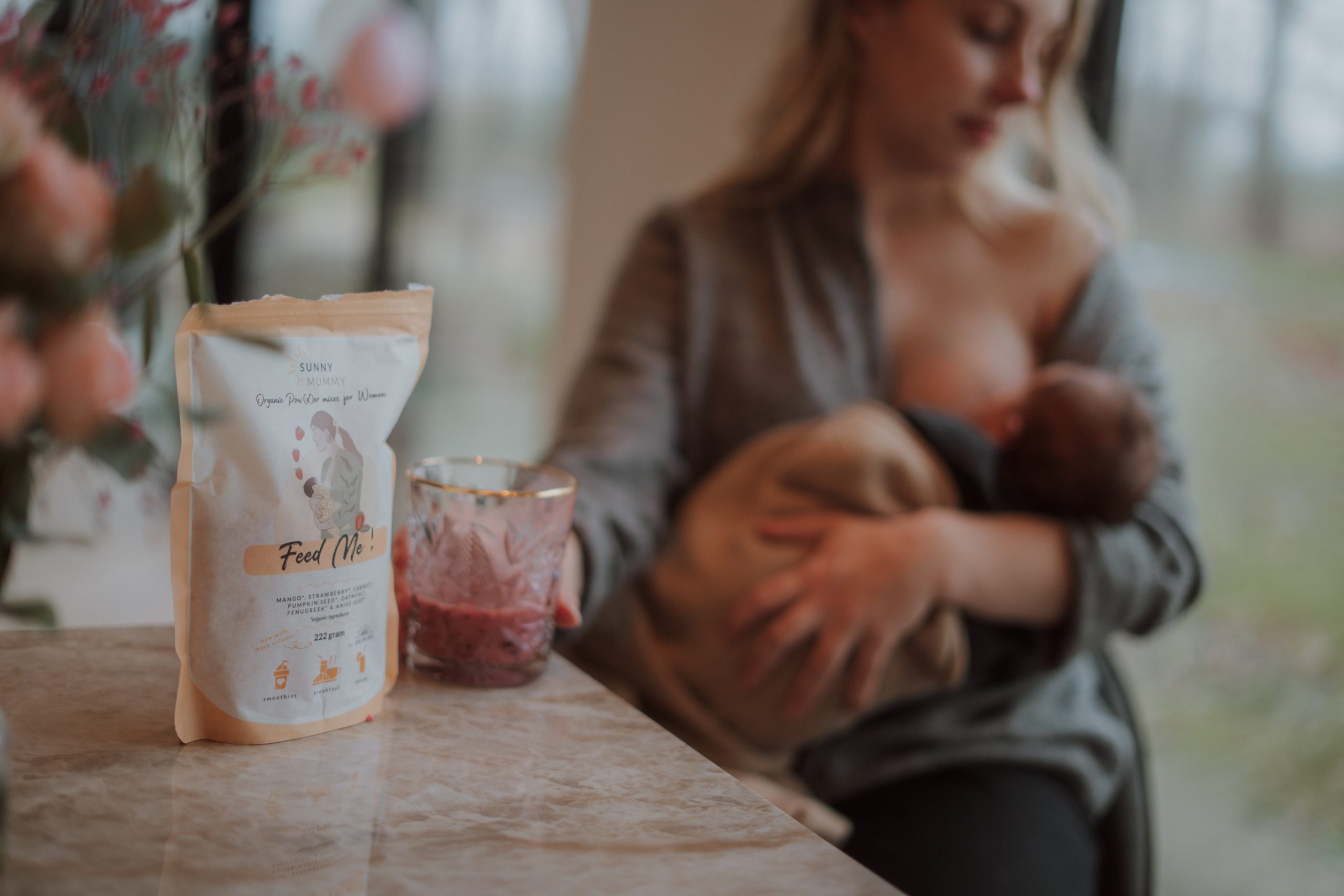 zogende vrouw met superfood smoothie in haar hand