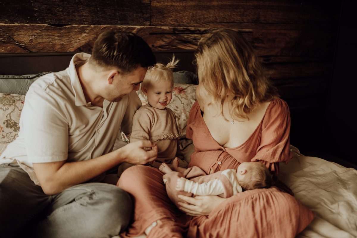 hechte familie met kind en baby