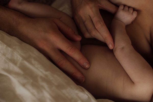 handen op baby contact
