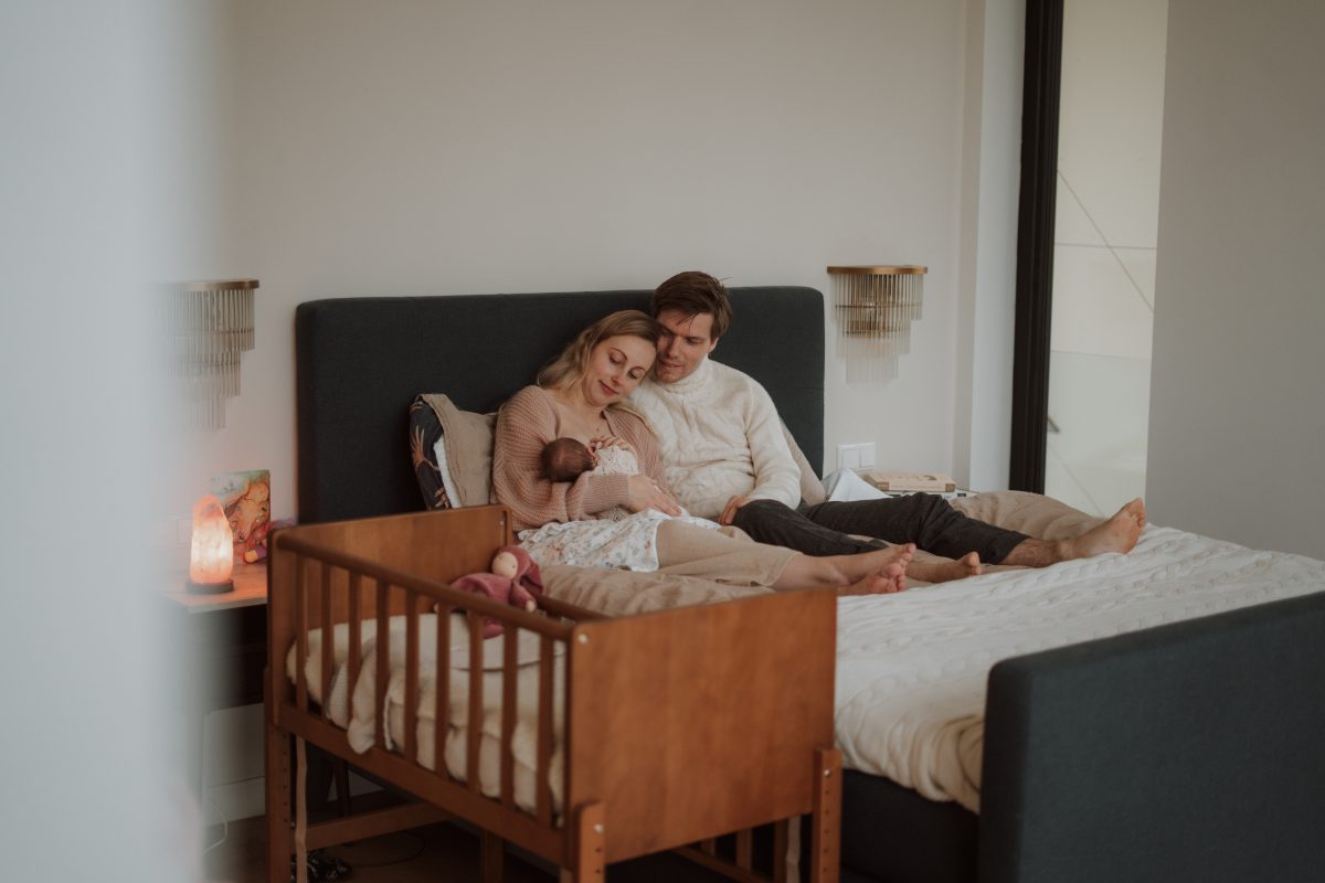 nieuwe ouders in bed hoe een kraamcadeau kiezen