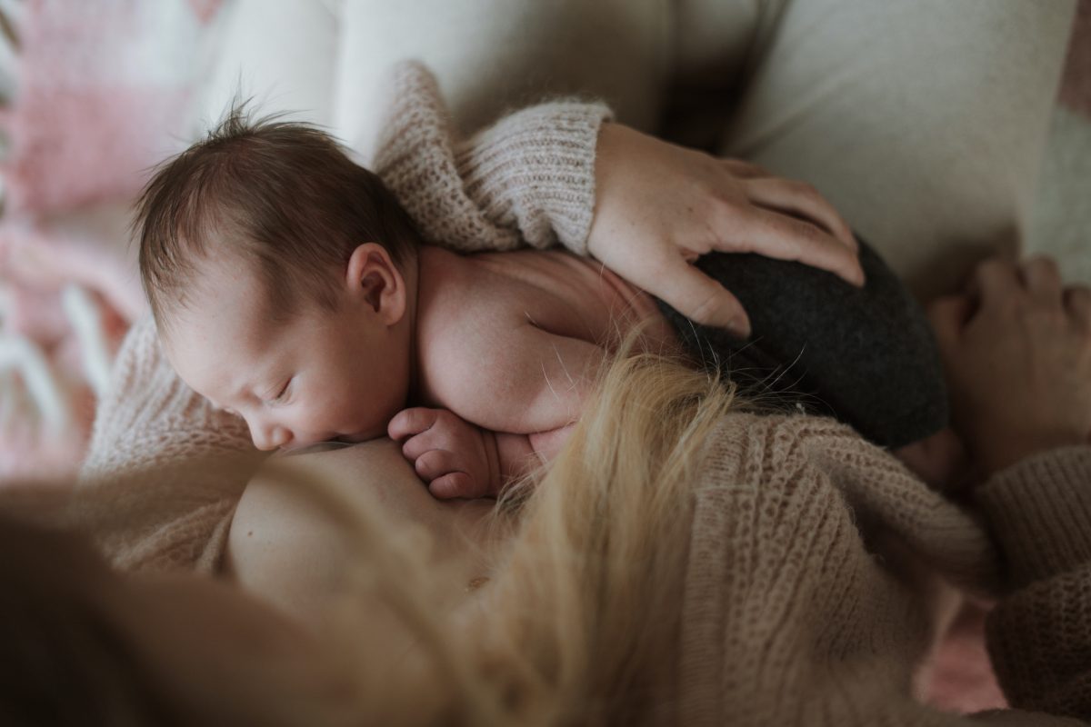 baby hapt aan bij moeder aan de borst