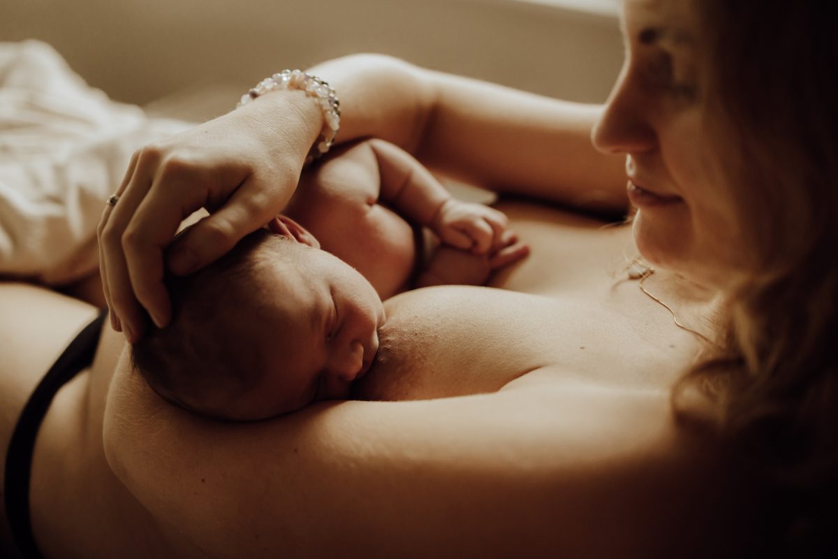 baby drinkt colostrum