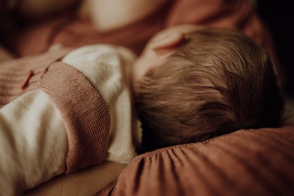 baby aan de borst