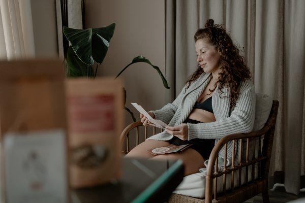 vrouw bekijkt producten voor postpartum