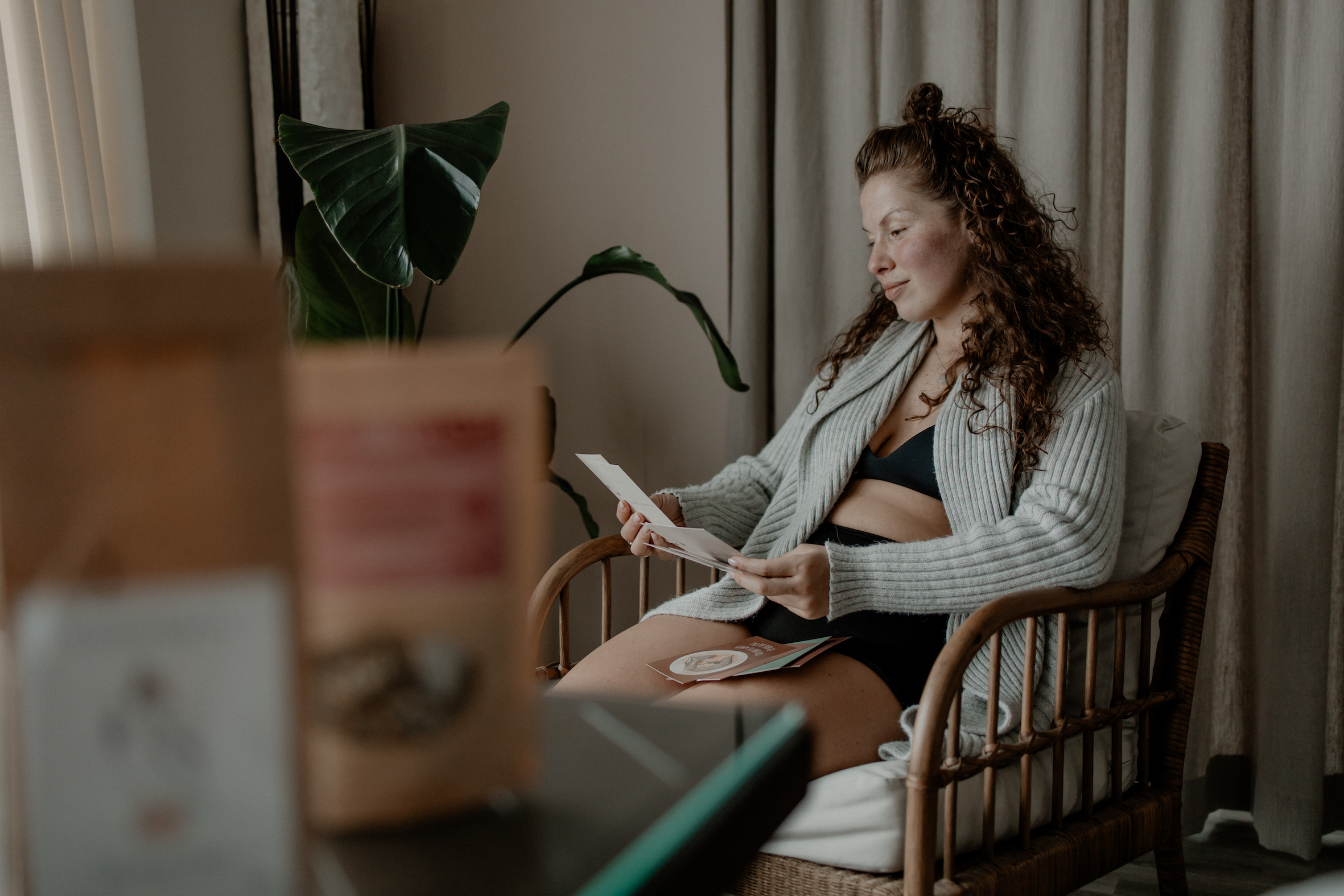 vrouw bekijkt producten voor postpartum